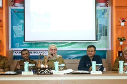 Keterangan : Bupati Bone Bolango, Merlan Uloli saat memberikan apresiasi kepada Desa Toto Utara yang terpilih menjadi Desa Cinta Statistik. Sumber: berita.bonebolangokab.go.id