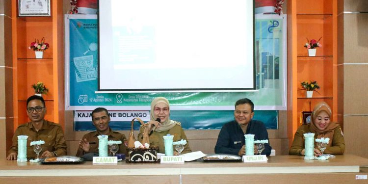 Keterangan : Bupati Bone Bolango, Merlan Uloli saat memberikan apresiasi kepada Desa Toto Utara yang terpilih menjadi Desa Cinta Statistik. Sumber: berita.bonebolangokab.go.id