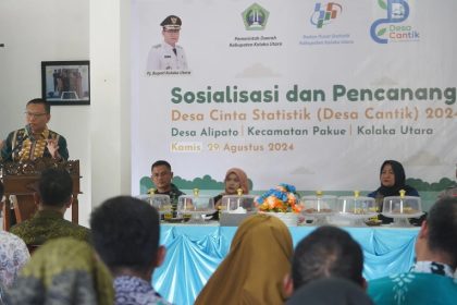 Pj Bupati Kolaka Utara, Sukanto Toding saat menyebut Desa Alato terpilih menjadi lokasi program Desa Cantik. Sumber: lajur.co