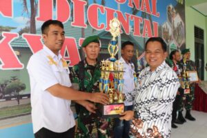 Keterangan : Desa Kapita mendapatkan piagam penghargaan juara 1 lomba Kampung Pancasila yang diterima langsung oleh Kepala Desa Kapita, Ikbal Irwansyah. Sumber : publikasionline.id