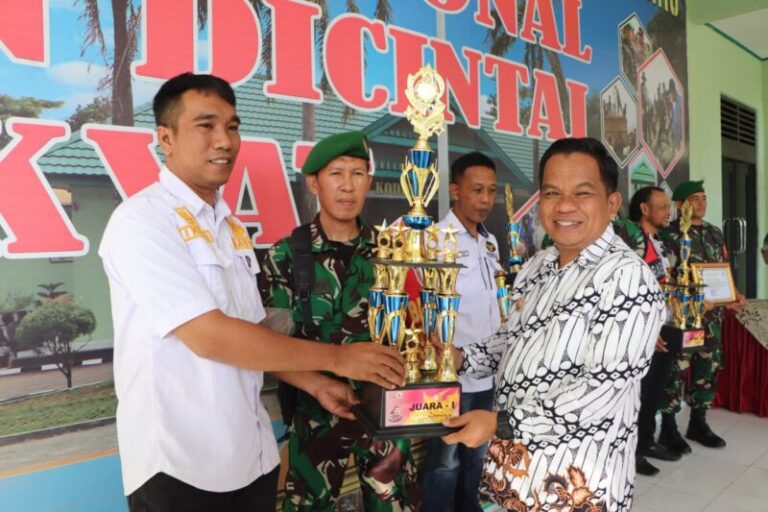 Keterangan : Desa Kapita mendapatkan piagam penghargaan juara 1 lomba Kampung Pancasila yang diterima langsung oleh Kepala Desa Kapita, Ikbal Irwansyah. Sumber : publikasionline.id