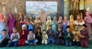 Kepala Desa Bonto Cinde, Mantasari foto bersama mahasiswa KKN dan peserta Festival Anak Sholeh. Sumber : Beritasatu.com