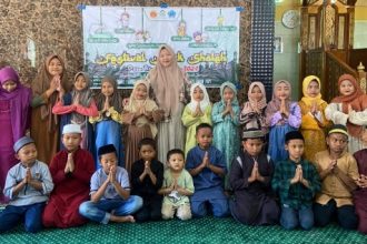Kepala Desa Bonto Cinde, Mantasari foto bersama mahasiswa KKN dan peserta Festival Anak Sholeh. Sumber : Beritasatu.com