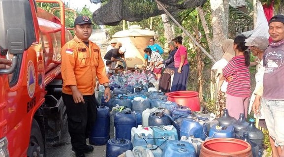 Petugas menyalurkan air bersih ke warga. Sumber : Istimewa, Dok BPBD Tulungagung