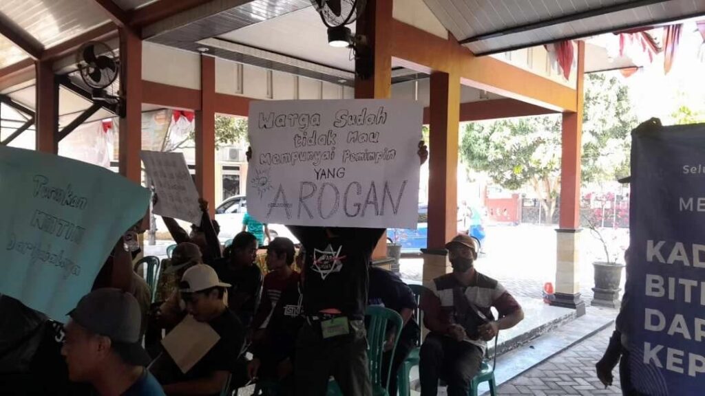 Aksi demo warga Desa Biting Kecamatan Sambong, Blora. Sumber : Ahmad Sampurno/Ngopibareng.id