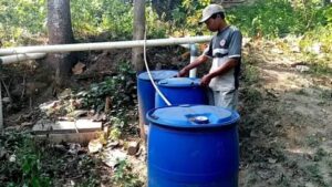 Seorang pekerja di industri tahu di Desa Urutsewu Kecamatan Ampel, Boyolali, Jawa Tengah sedang melakukan pengecekan digester yang menampung limbah tahu untuk dimanfaatkan sebagai sumber energi. Sumber : Beritasatu.com/Joko Laksono