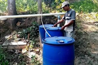 Seorang pekerja di industri tahu di Desa Urutsewu Kecamatan Ampel, Boyolali, Jawa Tengah sedang melakukan pengecekan digester yang menampung limbah tahu untuk dimanfaatkan sebagai sumber energi. Sumber : Beritasatu.com/Joko Laksono
