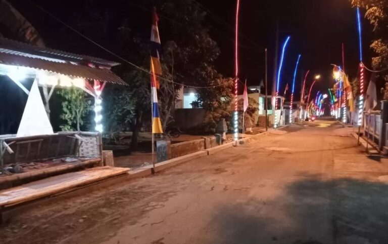 Ornamen lampu warna-warni dan bendera merah putih saat malam hari di Desa Sambilawang. Sumber : Farisma/jprm