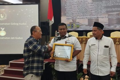 Kepala KPPN Kudus Muhammad Agus Lukman Hakim menyerahkan piagam penghargaan kepada Kepala Desa Ploso Mas'ud pada forum komunikasi publik KPPN Kudus 2024. Sumber : ANTARA/Akhmad Nazaruddin Lathif