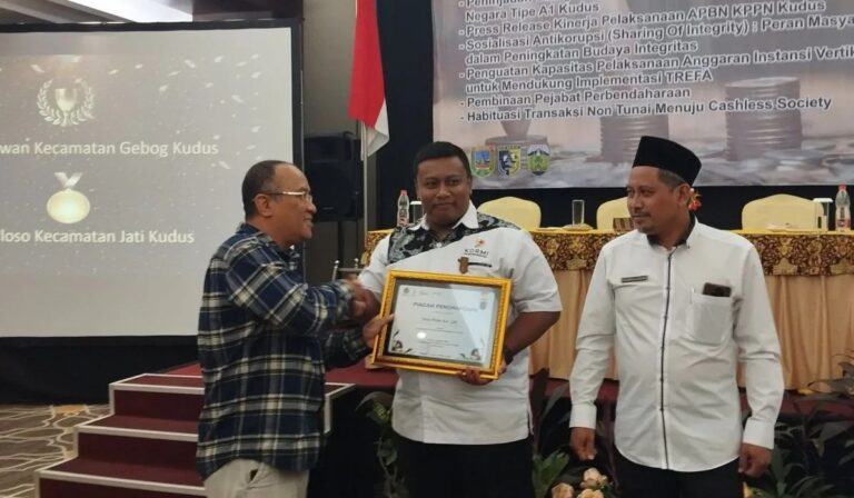 Kepala KPPN Kudus Muhammad Agus Lukman Hakim menyerahkan piagam penghargaan kepada Kepala Desa Ploso Mas'ud pada forum komunikasi publik KPPN Kudus 2024. Sumber : ANTARA/Akhmad Nazaruddin Lathif