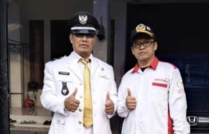 Kades Cijaya Tri Sutisna tanam cabai sebagai program ketahanan pangan desa. Sumber : jabaronline.com