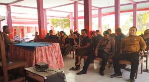 Warga saat datangi kantor balai desa di kabupaten Jember. Sumber : Ulum/SJP