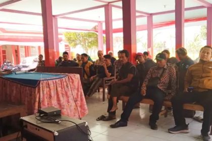 Warga saat datangi kantor balai desa di kabupaten Jember. Sumber : Ulum/SJP