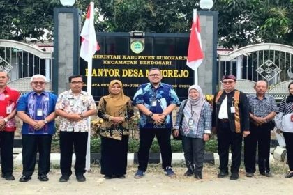 Jajaran komisioner Komisi Informasi Jawa Tengah berfoto bersama di kantor Kepala Desa Mojorejo, Kecamatan Bendosari. Sumber : Istimewa/Komisi Informasi Jawa Tengah