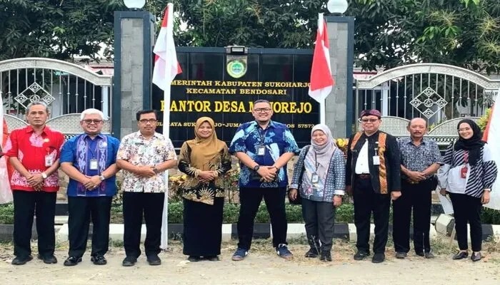 Jajaran komisioner Komisi Informasi Jawa Tengah berfoto bersama di kantor Kepala Desa Mojorejo, Kecamatan Bendosari. Sumber : Istimewa/Komisi Informasi Jawa Tengah