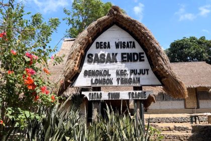 Gapura selamat datang di Desa Wisata Sasak Ende. Sumber : kolomdesa.com