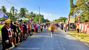 Warga Desa Sukadamai dan Mekar Jaya mengikuti Pawai Adat Budaya. Sumber : sultratop.com