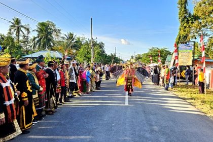 Warga Desa Sukadamai dan Mekar Jaya mengikuti Pawai Adat Budaya. Sumber : sultratop.com