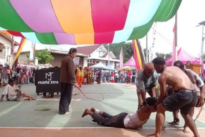 Aksi teatrikal warga menampilkan sejarah kerja paksa tambang batu bara yang dialami orang rantai. Sumber: antaranews.com