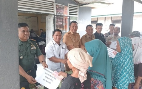 Pembagian BLT Dana Desa di Desa Air Merah. Sumber: cakrawalanusantara.id