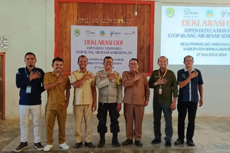 Foto bersama dalam deklarasi stop BAB sembarangan di Desa Pondo, Kecamatan Lembor, Kabupaten Manggarai Barat.. Sumber foto : AnataraNTT