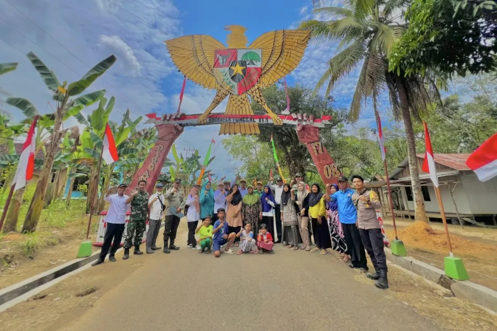 Panitia lomba HUT RI di Desa Sumber Rejeki, Kecamatan Juai berfoto bersama di depan gapura yang dibangun masyarakat setempat beberapa waktu lalu.