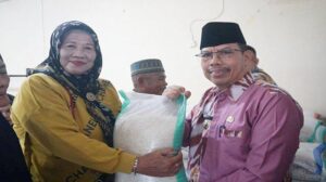 Bupati Mempawah Ismail menyerahkan bantuan cadangan pangan kepada 300 Keluarga Penerima Manfaat (KPM), di Desa Kuala Secapah, Kecamatan Mempawah Hilir, Kabupaten Mempawah, Kalimantan Barat.