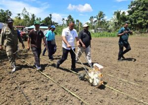 Penjabat Bupati Jayapura saat mengikuti kegiatan pembukaan lahan baru di Kampung Kuipons, Distrik Nimboran, Kabupaten jayapura. Sumber: Dok. Jubi