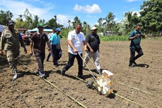 Penjabat Bupati Jayapura saat mengikuti kegiatan pembukaan lahan baru di Kampung Kuipons, Distrik Nimboran, Kabupaten jayapura. Sumber: Dok. Jubi