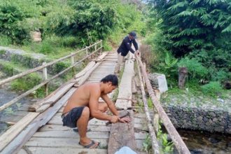 Warga memperbaiki secara mandiri jembatan yang mengalami ke rusakan di Desa Tumingki, Kecamatan Loksado, Kabupaten Hulu Sungai Selatan, Kalsel.