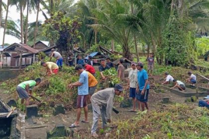Gotong royong warga Desa Tatuhu saat membersihkan makam. Sumber: cermat.co.id