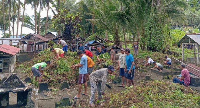 Gotong royong warga Desa Tatuhu saat membersihkan makam. Sumber: cermat.co.id