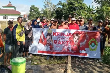 Pemerintah Desa Tolangi gotong royong melakukan kegiatan bersih-bersih lapangan desa. Sumber : beritasatu.com