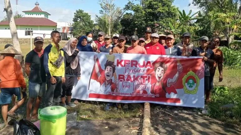 Pemerintah Desa Tolangi gotong royong melakukan kegiatan bersih-bersih lapangan desa. Sumber : beritasatu.com