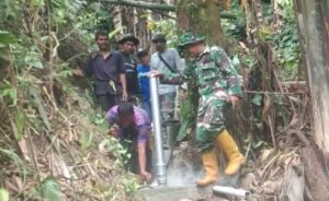 Keterangan: Kepala Desa Kelapa Dua, Masdar saat membantu TNI memasang Pompa Hydrant di Dusun Kelapa Dua. Sumber : parepos.fajar.co.id