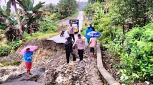 Kondisi jalan menuju ke Desa Masungkang setelah terjadi longsor. Sumber : palu.tribunnews.com