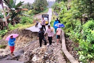 Kondisi jalan menuju ke Desa Masungkang setelah terjadi longsor. Sumber : palu.tribunnews.com