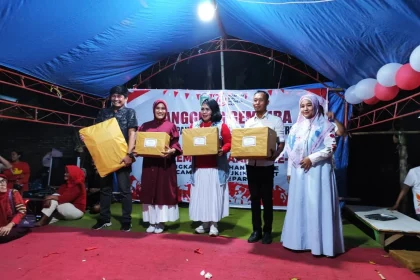 Keterangan : Penyerahan hadiah kepada finalis lomba karaoke oleh Lurah Lumpue. Sumber : parepos.fajar.co.id
