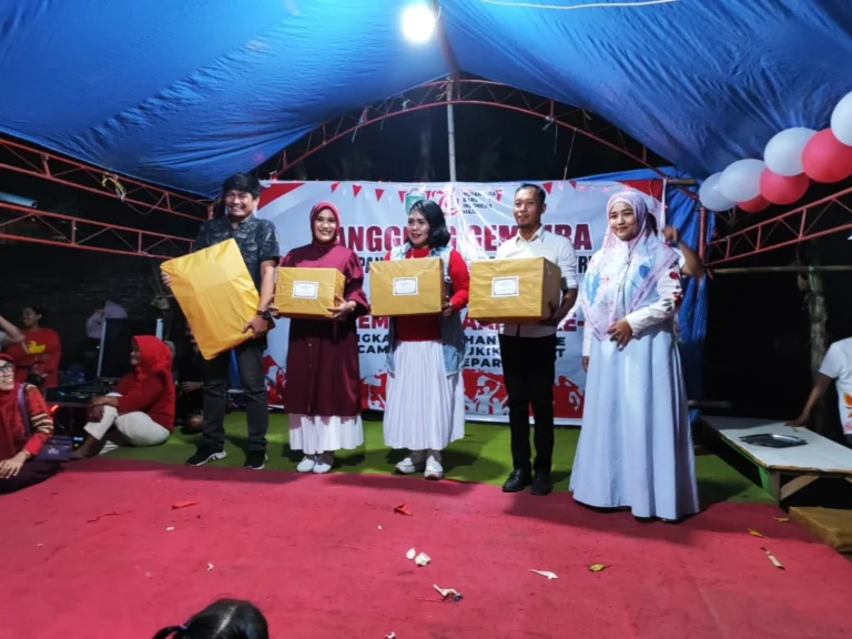 Keterangan : Penyerahan hadiah kepada finalis lomba karaoke oleh Lurah Lumpue. Sumber : parepos.fajar.co.id