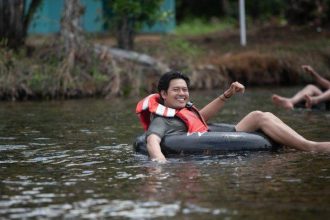Pengunjung menikmati wisata air Laa Waa River Park di Desa Matano, Kecamatan Nuha, Kabupaten Luwu Timur, Sumber: Istimewa