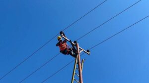 Petugas PLN berhasil menyelesaikan proyek jaringan listrik di Desa Boniton dan Luasampe. Sumber : palu.tribunnews.com