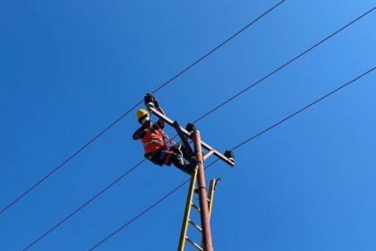 Petugas PLN berhasil menyelesaikan proyek jaringan listrik di Desa Boniton dan Luasampe. Sumber : palu.tribunnews.com
