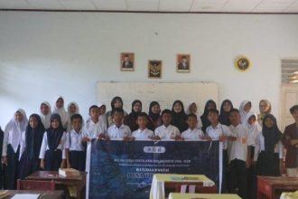 Mahasiswa UNG dan UGM saat KKN di Desa Tontayuo, Kabupaten Gorontalo, Sumber: Humas UNG