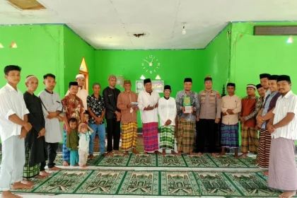 Musyawarah saat menjelang pelaksanaan HUT RI di Desa Umba. Sumber: kendaripos.fajar.co.id