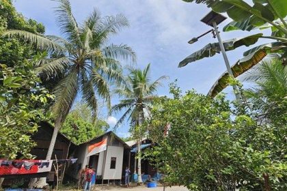 Panel surya terpasang di RT 4 Desa Kusambi Hulu, Kecamatan Lampihong, Kabupaten Balangan sebagai alat penerangan jalan umum di desa.