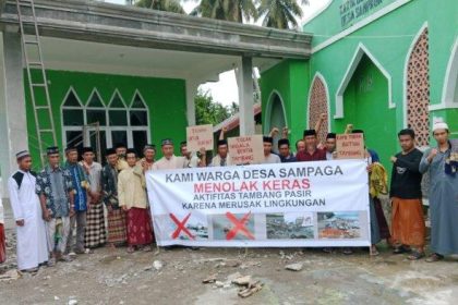 Warga Desa Sampaga melakukan aksi penolakan adanya tambang pasir. Sumber: sulbar.tribunnews.com