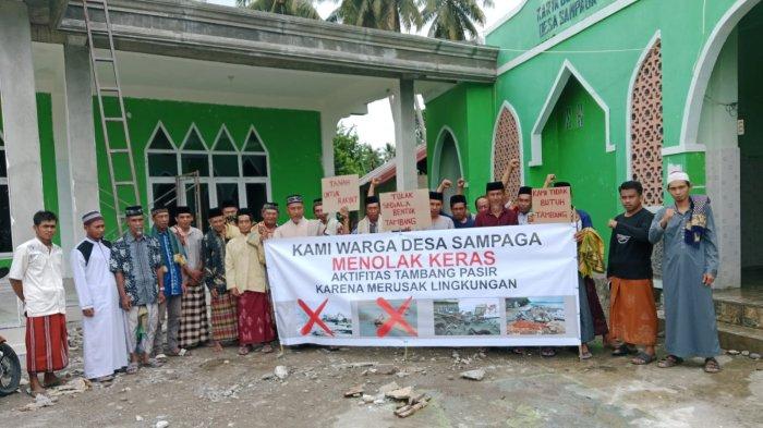 Warga Desa Sampaga melakukan aksi penolakan adanya tambang pasir. Sumber: sulbar.tribunnews.com