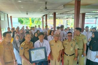 Penyerahan sertifikat Desa Sadar Statistik oleh Kepala BPS Luwu Utara, Ayub Parlin. Sumber: makassar.tribunnews.com