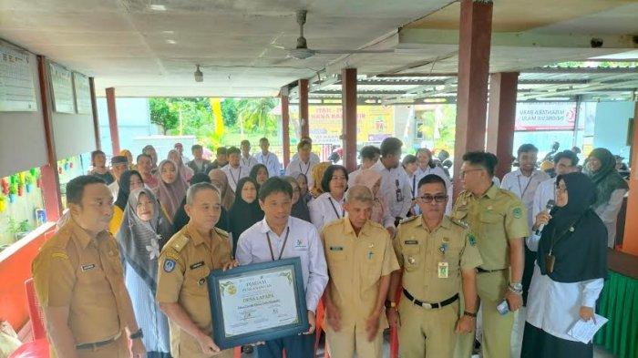 Penyerahan sertifikat Desa Sadar Statistik oleh Kepala BPS Luwu Utara, Ayub Parlin. Sumber: makassar.tribunnews.com