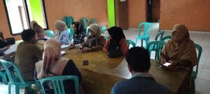 Keterangan : Panitia melakukan rapat pembahasan lomba HUT ke – 79 RI di aula Kantor Desa Sapobonto. Sumber : radarselatan.fajar.co.id